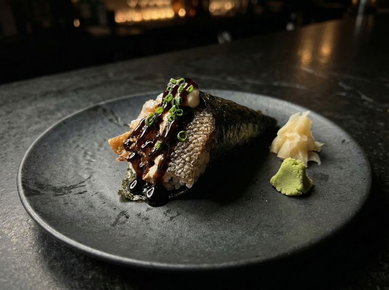 Temaki Skin — pele de salmão crocante com molho tarê.