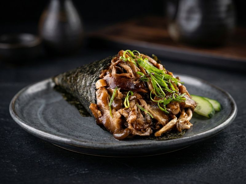 Temaki de Shimeji — cogumelos refogados na manteiga e shoyu.