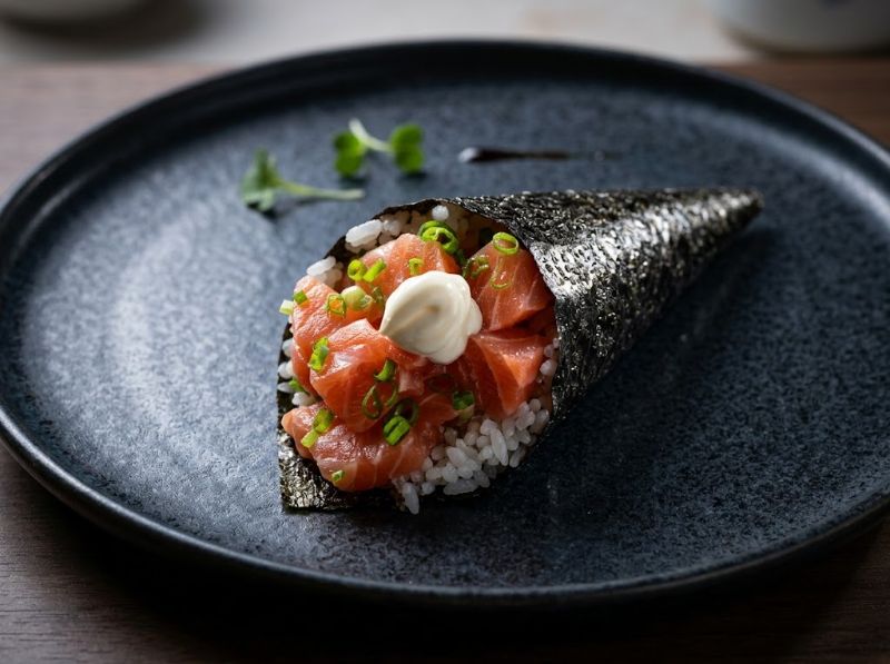 Temaki de Salmão com Cream Cheese — salmão fresco com cream cheese.